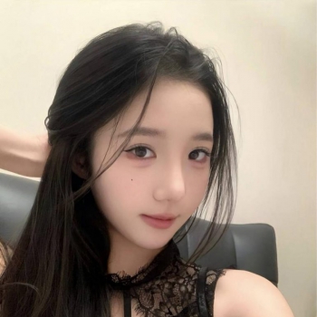 高颜值⼤奶⻛骚小姐姐